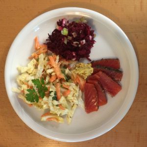 Bianchi’s Hausgemachter Gravadlachs mit Dill-Senf-Sauce und Salat